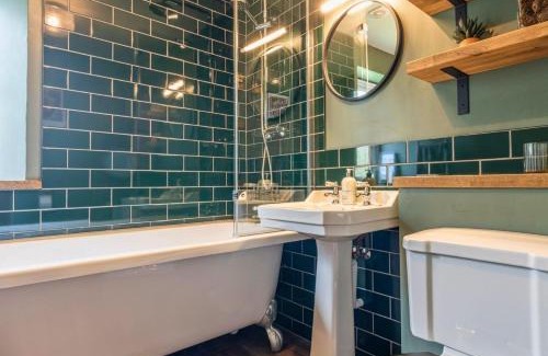 Norton St. Philip House | Gorgeous Rural 4 Bed Farm Cottage - With Hot Tub!
