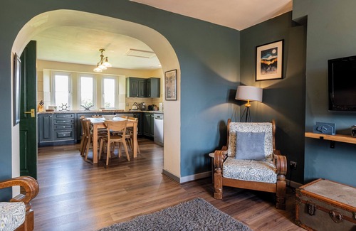 Norton St. Philip House | Gorgeous Rural 4BD Farm With Hot Tub