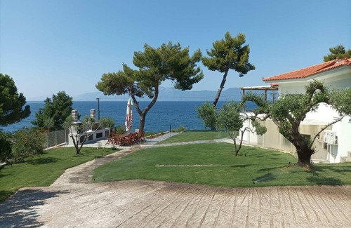 Chalcis Villa | Gorgeous sea shore villa
