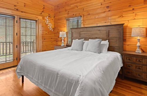 Nelsonville Cabin | Gorgeous Secluded Cabin~Hot Tub~Outdoor Relaxation