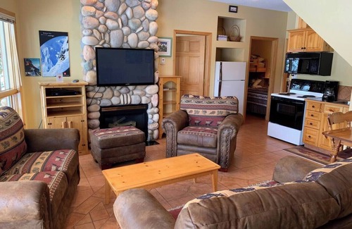 East Kootenay Ski Chalet | Gorgeous Ski In/Out Chalet. Private Hot Tub