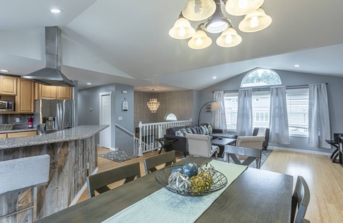 Tukwila House | Gorgeous, spacious 2 floor home 3.5 miles from Airport