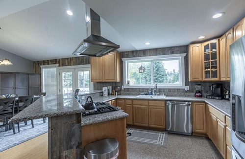 Tukwila House | Gorgeous, spacious 2 floor home 3.5 miles from Airport