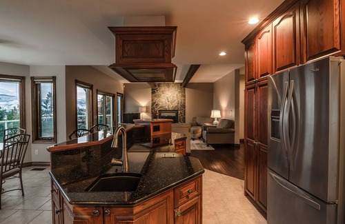 West Kelowna Estates House | Gorgeous spacious home perfect for a winter wonderland family Christmas holiday