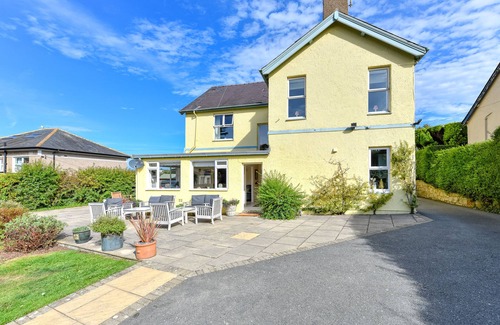 Abersoch House | GORGEOUS SPACIOUS FAMILY HOUSE IN THE CENTRE OF ABERSOCH WITH BEACH HUT!