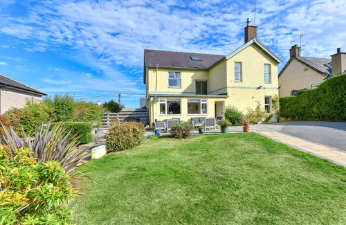 Abersoch House | GORGEOUS SPACIOUS FAMILY HOUSE IN THE CENTRE OF ABERSOCH WITH BEACH HUT!