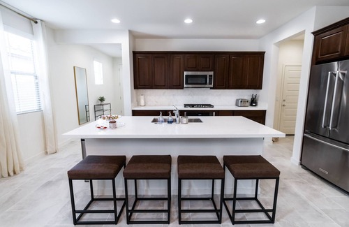 Tolleson House | Gorgeous Spacious Home in Avondale 3Br/3Ba