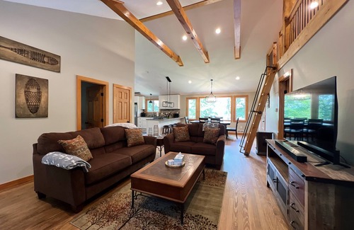 Greentown House | Gorgeous & Spacious Lake Front Home