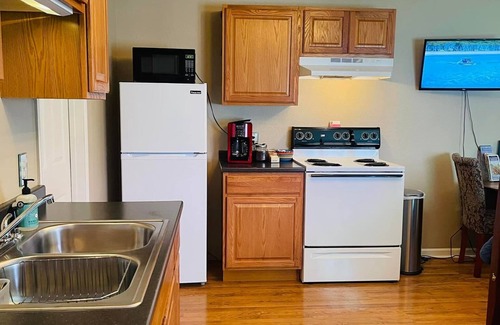 Lake City Apartment | Gorgeous Studio home, Fenced yard, Open Yr Rnd, Dog Friendly.
