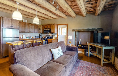 Taos House | Gorgeous Suite - Full Kitchen, Jetted Tub, Fireplaces - Walk to Dining, Dogs OK