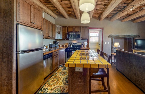 Taos House | Gorgeous Suite - Full Kitchen, Jetted Tub, Fireplaces - Walk to Dining, Dogs OK