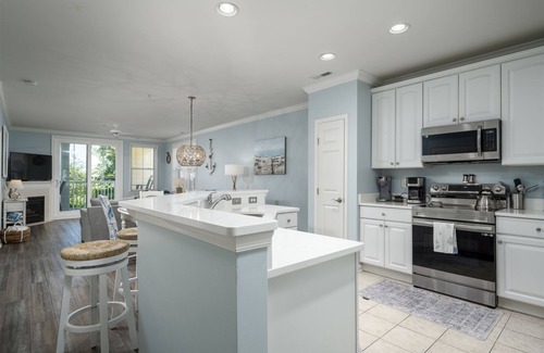 Sunset Island Condo | Gorgeous Sunset Island condo, 2 Pools, FREE Linens & Towels!