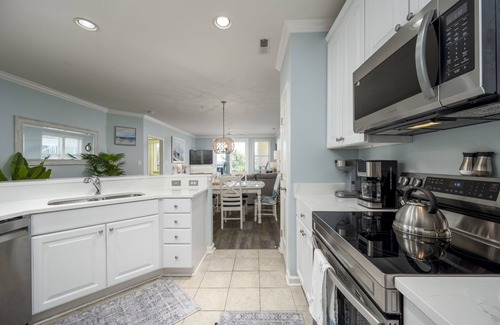 Sunset Island Condo | Gorgeous Sunset Island condo, 2 Pools, FREE Linens & Towels!