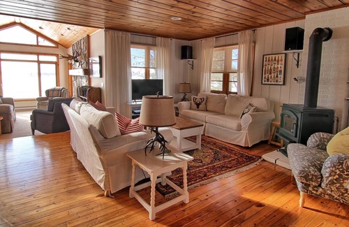 Bracebridge Cottage | Gorgeous sunsets on Lake Muskoka shoreline, 5 minutes from Bracebridge