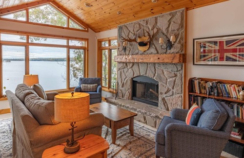 Bracebridge Cottage | Gorgeous sunsets on Lake Muskoka shoreline, 5 minutes from Bracebridge