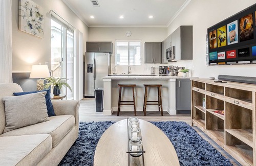 South Arlington Villa | ❤️Gorgeous Super Clean Blue Villa Sleeps 4 + Parking + Wifi DISCOUNTED PRICE!