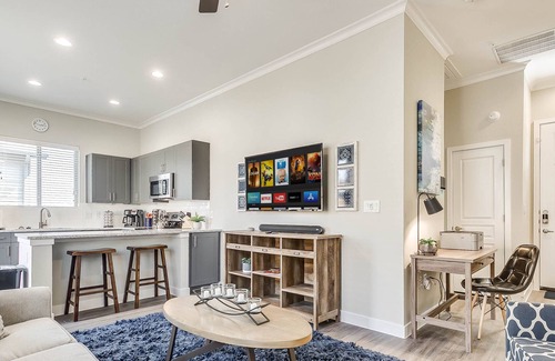 South Arlington Villa | ❤️Gorgeous Super Clean Blue Villa Sleeps 4 + Parking + Wifi DISCOUNTED PRICE!