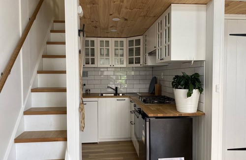 Aldinga Beach Apartment | Gorgeous Tiny home/Loft conversion, large deck, sea views, BBQ, use of pool