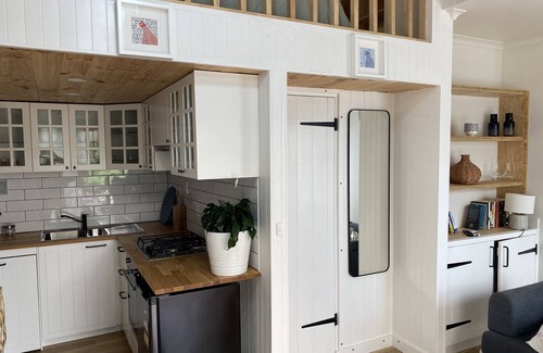 Aldinga Beach Apartment | Gorgeous Tiny home/Loft conversion, large deck, sea views, BBQ, use of pool