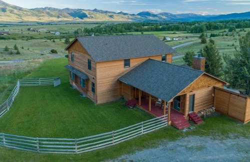 Emigrant House | Gorgeous Views, Big Hot Tub, 2 Fireplaces, IR Sauna, Spacious Rooms, Huge Deck