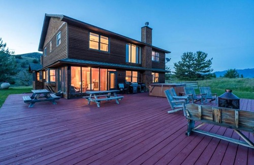 Emigrant House | Gorgeous Views, Big Hot Tub, 2 Fireplaces, IR Sauna, Spacious Rooms, Huge Deck