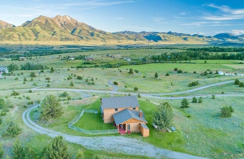 Emigrant House | Gorgeous Views, Big Hot Tub, 2 Fireplaces, IR Sauna, Spacious Rooms, Huge Deck
