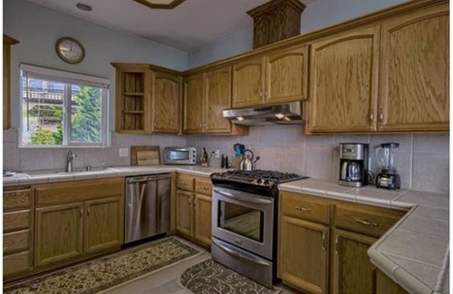 Marine Terrace House | Gorgeous Views ~ Recently Renovated ~ 30 Day Minimum Rental