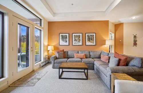 Central Vermont- Killington House | Gorgeous views, tastefully decorated Ski on ski off 3 bedroom condo, with sports center access Lodges 303