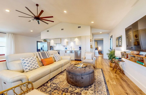 Fort Walton Beach House | Gorgeous waterfront coastal cottage with dock, Wifi, & private washer/dryer