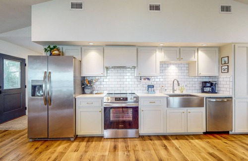 Fort Walton Beach House | Gorgeous waterfront coastal cottage with dock, Wifi, & private washer/dryer