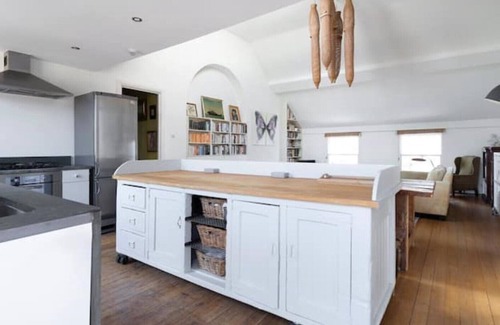 St. Helen's Apartment | Gorgeous writer's loft style flat nr portobello rd