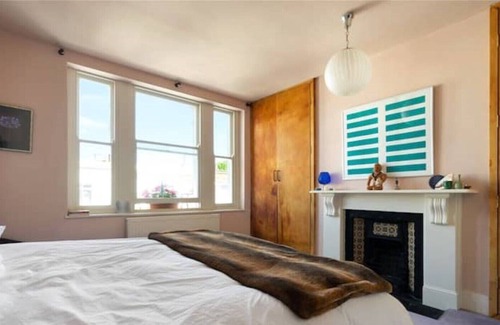 St. Helen's Apartment | Gorgeous writer's loft style flat nr portobello rd