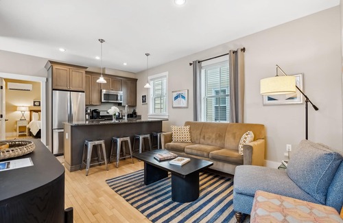 West End Condo | Gorgeously renovated, 2-condo property in the West End - walk everywhere