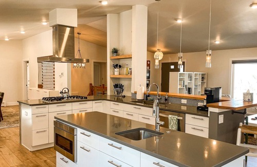 Skyway House | ★Gorgeous★Remodeled home mins to trails/downtown