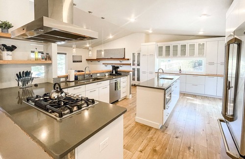 Skyway House | ★Gorgeous★Remodeled home mins to trails/downtown