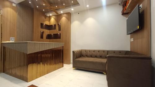 Varanasi Hotel | Goroomgo BNK Grand Varanasi - Ganga River 100m