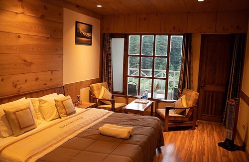 Old Manali Hotel | Goroomgo Hotel Conifer Manali