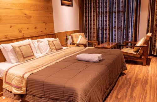 Old Manali Hotel | Goroomgo Hotel Conifer Manali