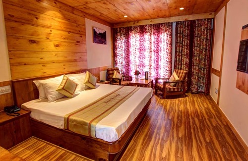 Old Manali Hotel | Goroomgo Hotel Conifer Manali