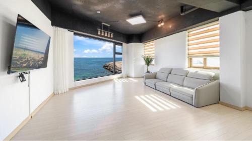 Sokcho House | Goseong Leumeleu63 Pension