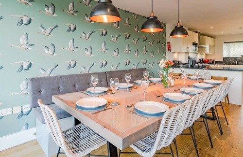 Cirencester Cottage | Goslings, Cotswold Water Park, sleeps 12 guests in 6 bedrooms