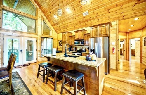 Broken Bow Cabin | GOTANYGRAPES Luxury Cabin- HotTub 2Masters 2Firpl - Perfect Fall & Winter Escape
