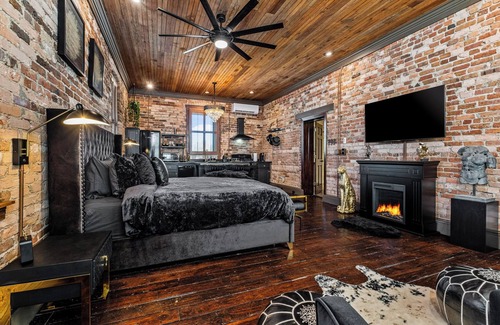 Old East Hill Apartment | Gotham by Knight at The East Wright Inn. Historic Luxury Apartment Downtown