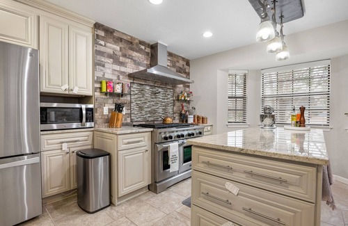 Fair Oaks Ranch House | Gourmet Getaway: Cozy Home with Chef's Kitchen
