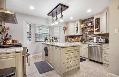 Fair Oaks Ranch House | Gourmet Getaway: Cozy Home with Chef's Kitchen