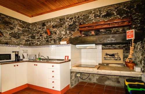 Porto Moniz House | Gouveia Cottage. Barbecue, Lounge, WiFi