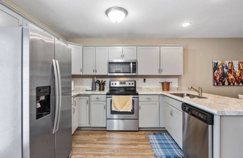 Clarksville House | Governor's Getaway| Cozy 2 BR Near DT & Hospital