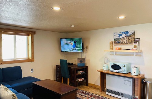 Lake City Apartment | Gowdy Suite 1, King Bed, Hot Tub, Screened Porch, Free wifi.