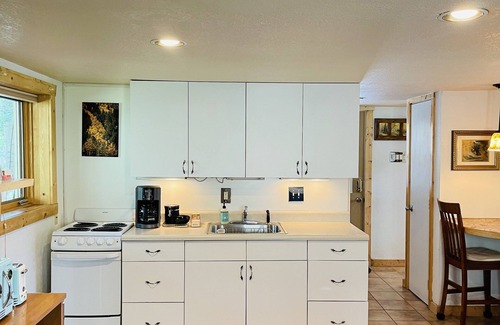 Lake City Apartment | Gowdy Suite 1, King Bed, Hot Tub, Screened Porch, Free wifi.