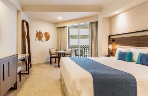 Punta Cancun Hotel | GR Solaris All Inclusive Resort